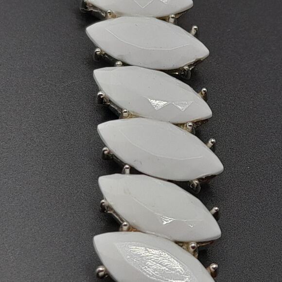 Vintage Crown Trifari White Milk Glass Link Bracelet, Silver Tone Jewelry, 7 In - Picture 4 of 9